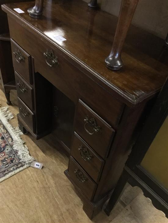 Georgian mahogany kneehole desk(-)